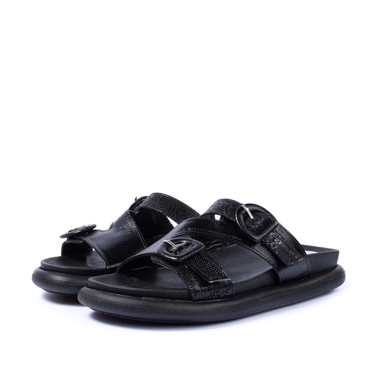 Sandalias planas en cuero color negro con correas ajustables 104072