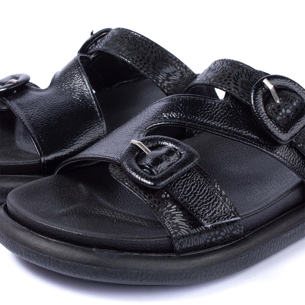 Sandalias planas en cuero color negro con correas ajustables 104072