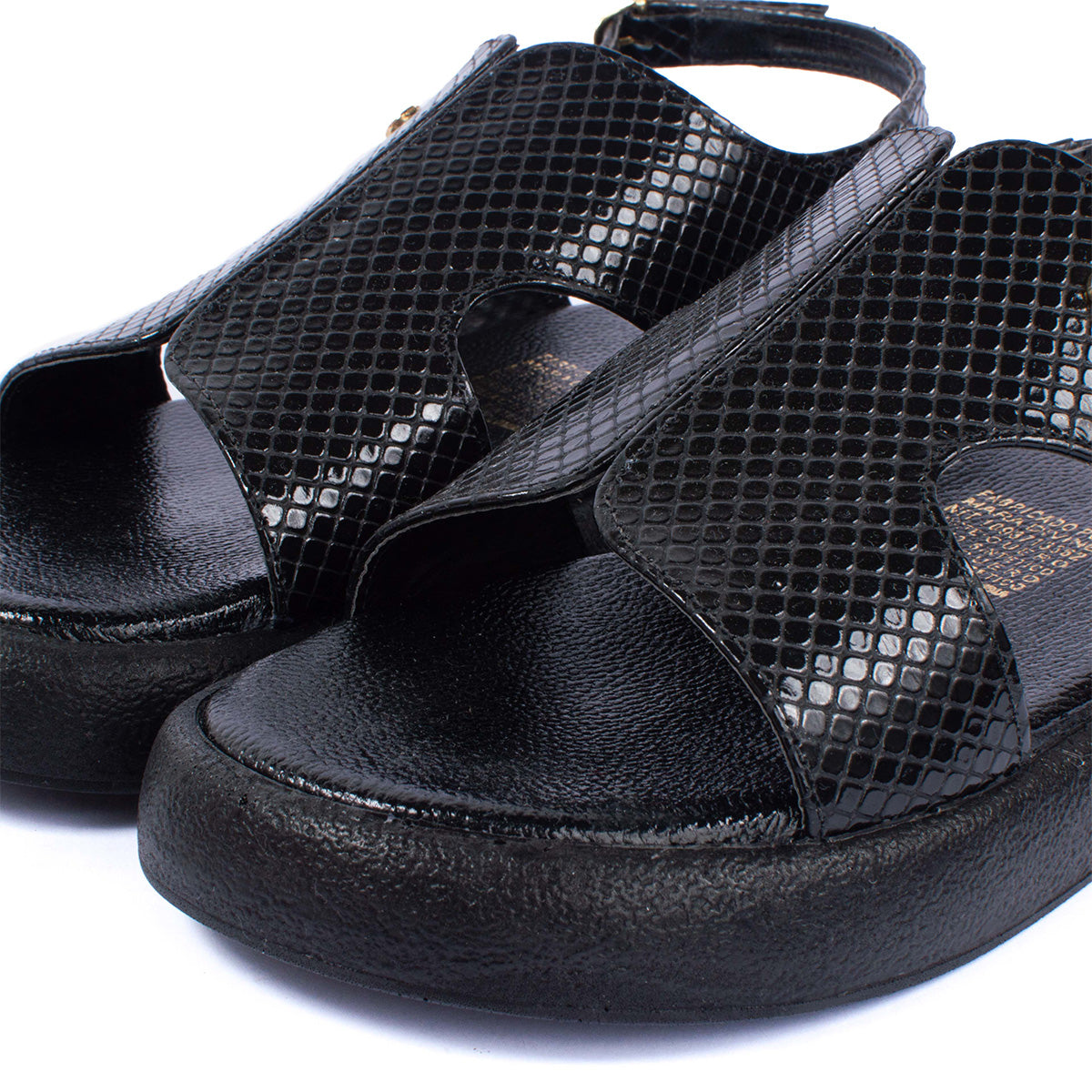 Sandalias planas en cuero color negro con textura tipo croco 104074