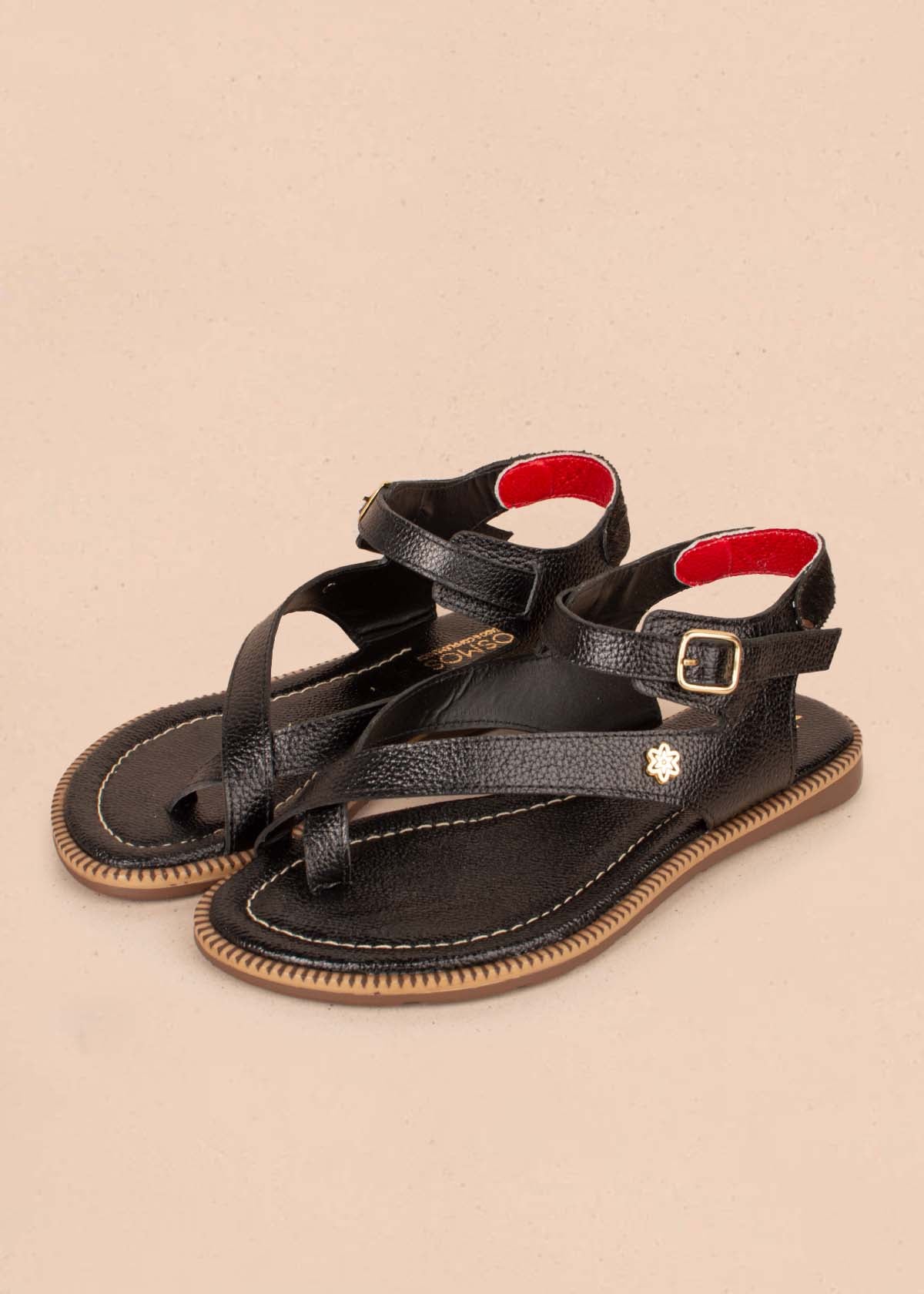 Sandalias planas en cuero color negro con correas cruzadas 104076