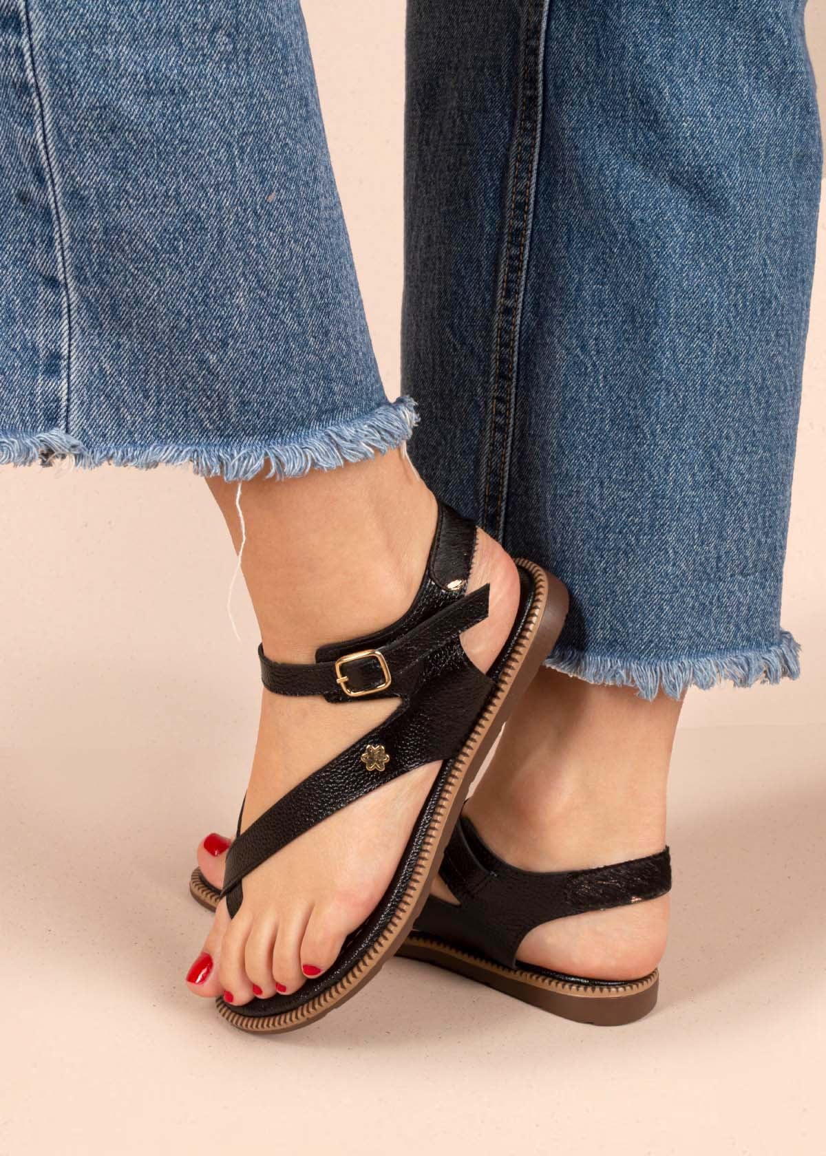 Sandalias planas en cuero color negro con correas cruzadas 104076