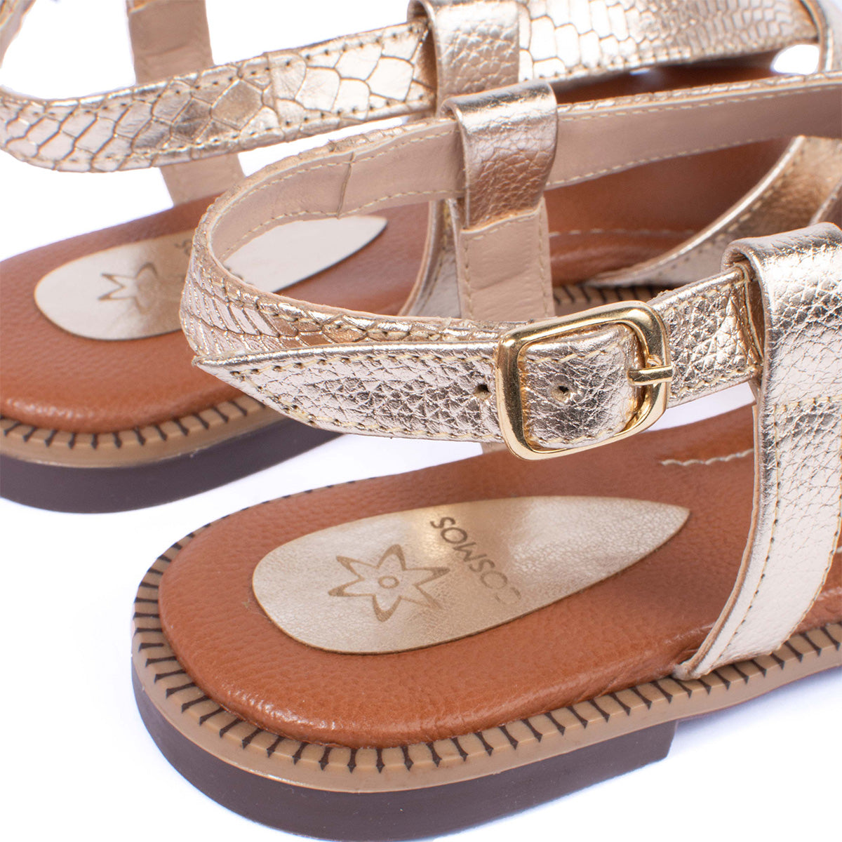 Sandalias planas en cuero color dorado con correas cruzadas y textura 104077