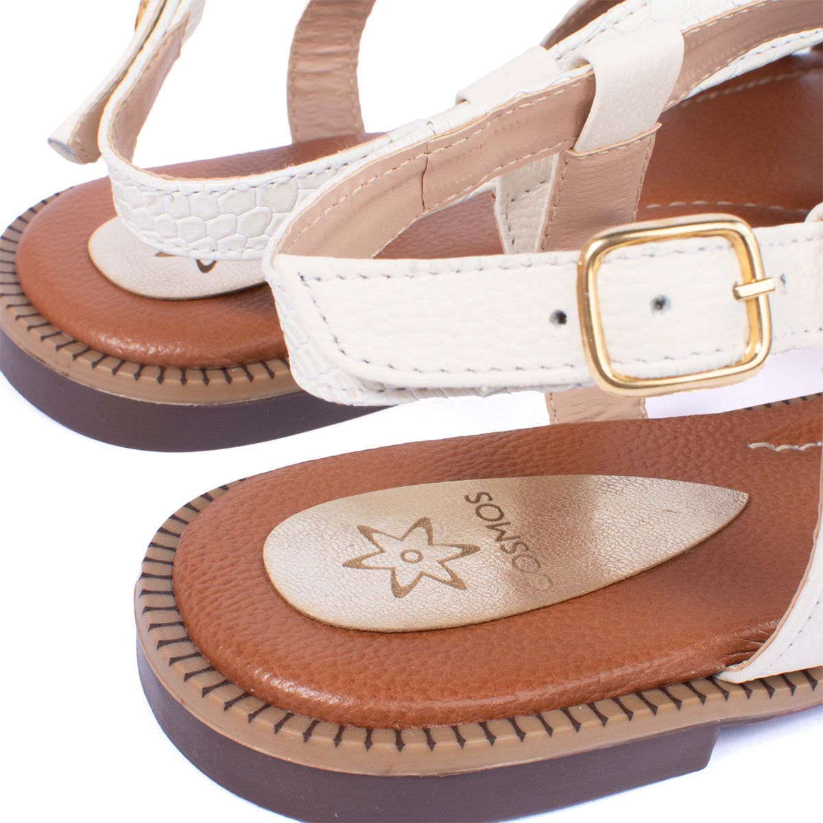 Sandalias planas en cuero color talco con correas cruzadas y textura 104077