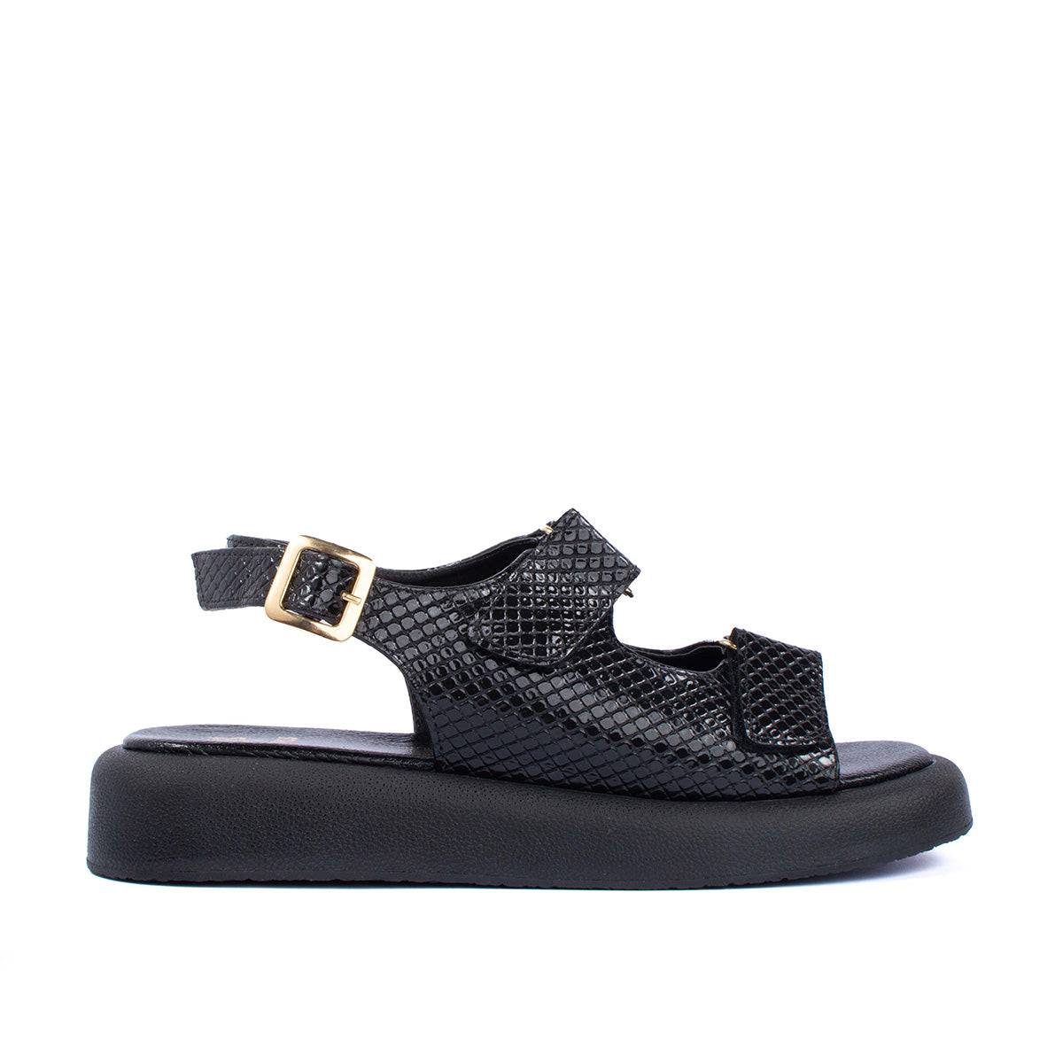 Sandalias planas en cuero color negro con correas ajustables 104079