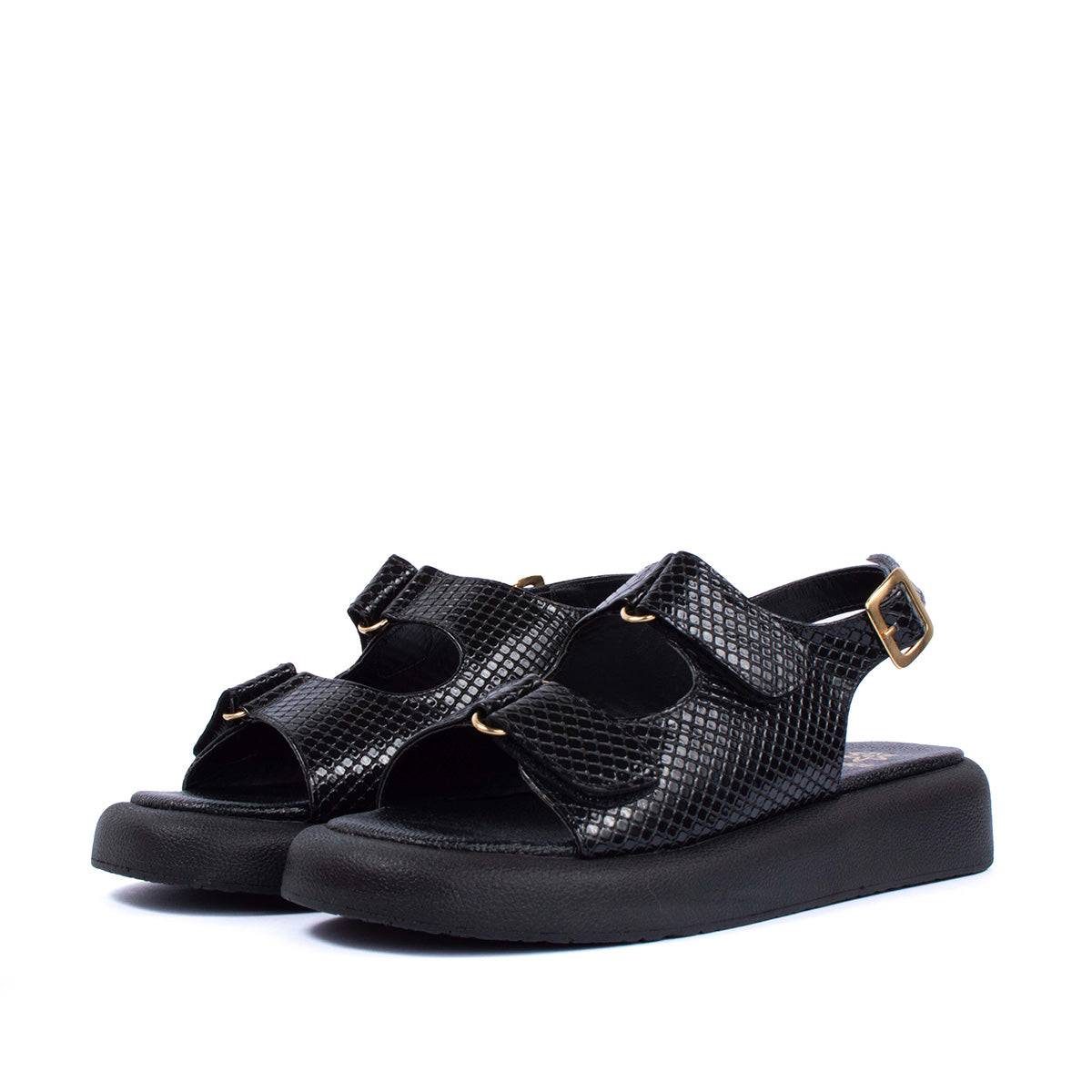 Sandalias planas en cuero color negro con correas ajustables 104079