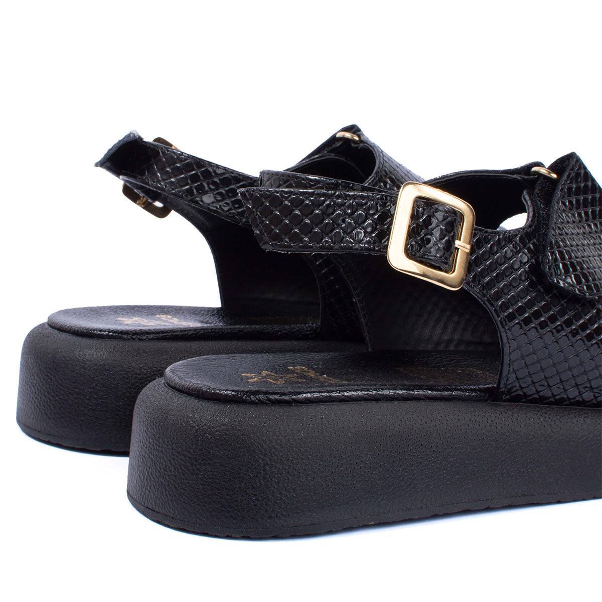 Sandalias planas en cuero color negro con correas ajustables 104079