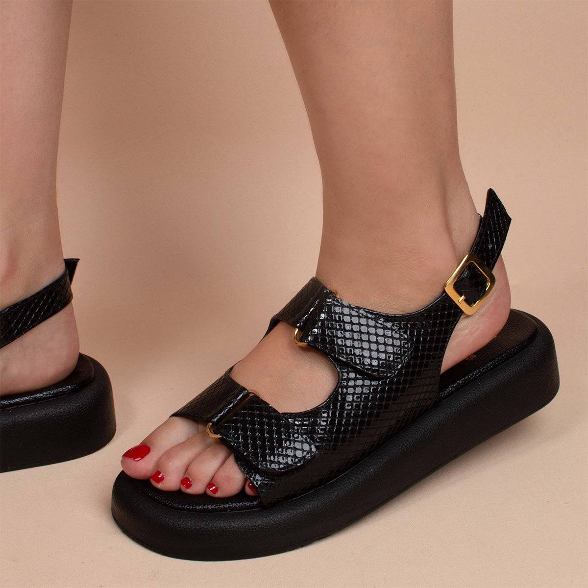 Sandalias planas en cuero color negro con correas ajustables 104079