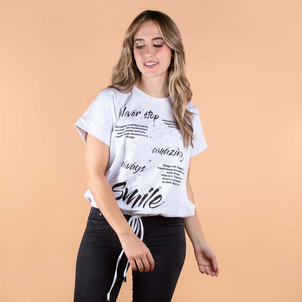 Camiseta color gris con estampado y moño en abdomen 104092