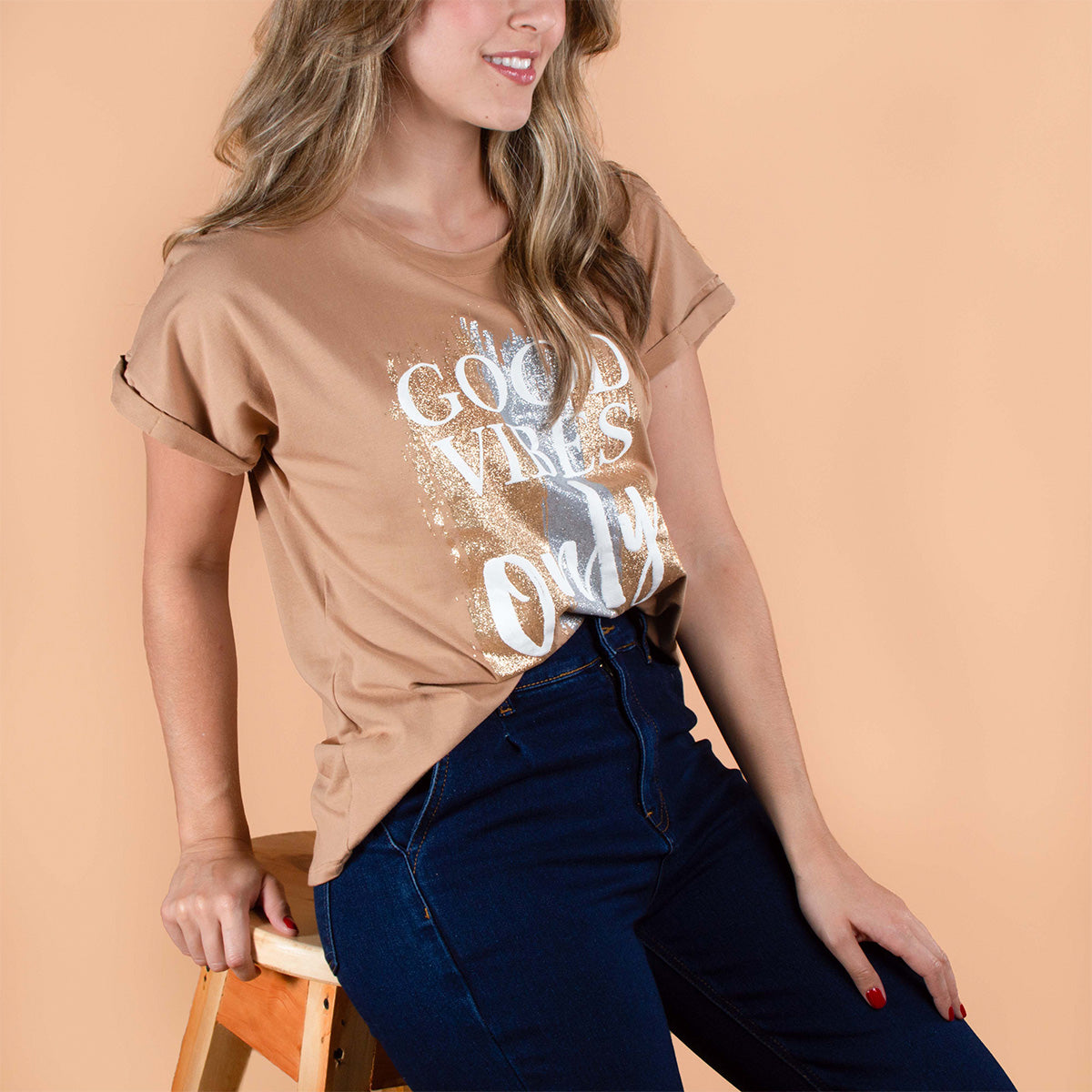Camiseta color camel con estampado 104094