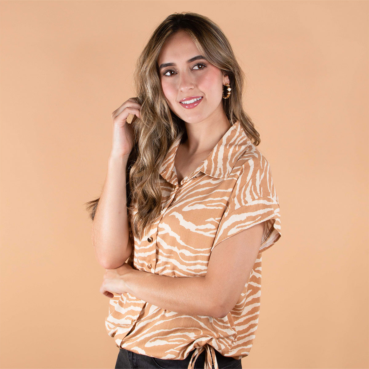 Blusa color beige con estampado animal print 104099