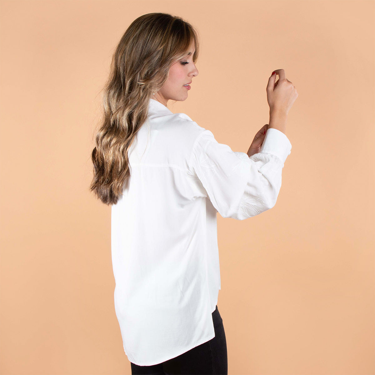 Blusa color marfil con bordado en mangas 104104