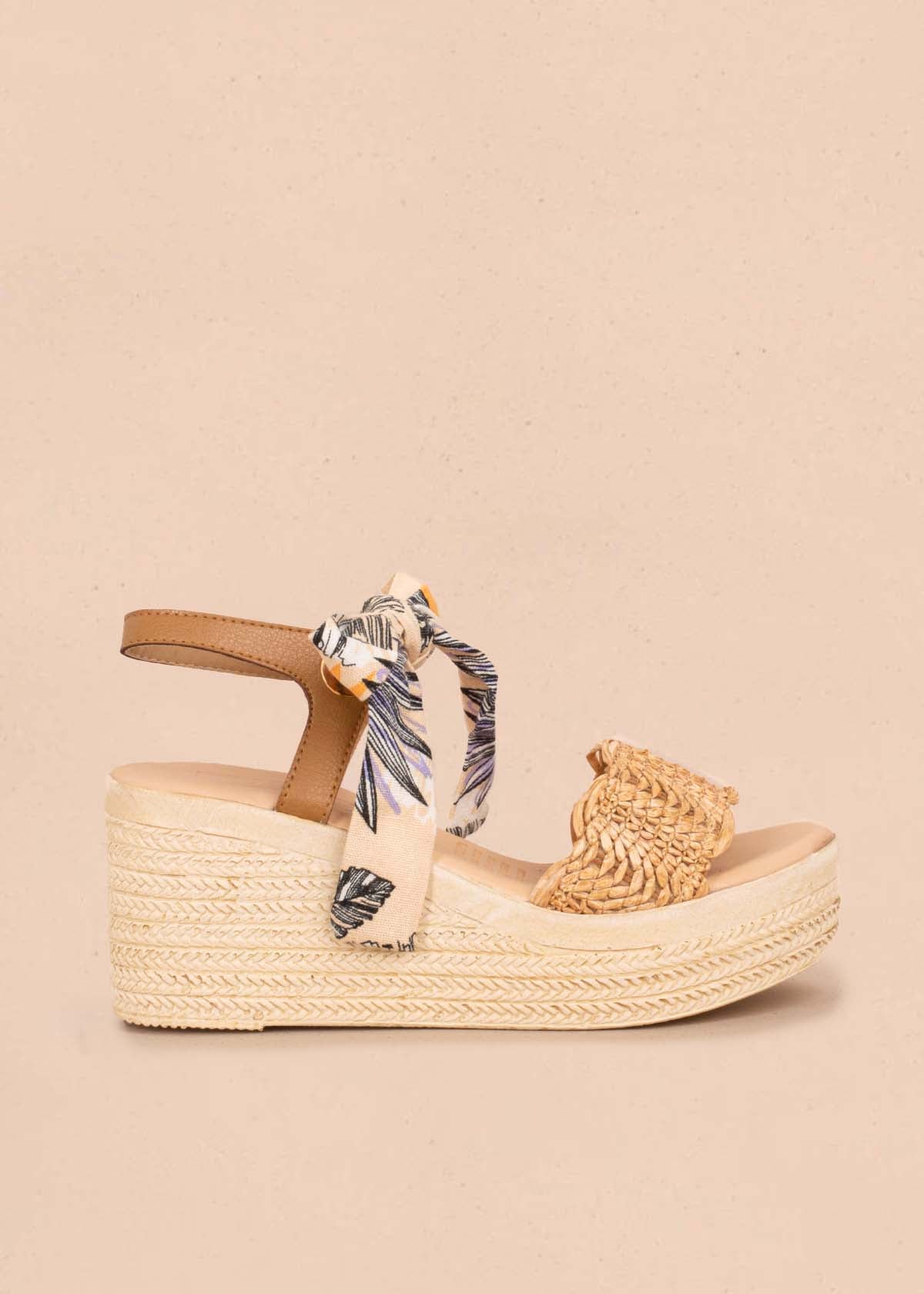 Sandalias color miel con plataforma en yute y moño en textil 104119