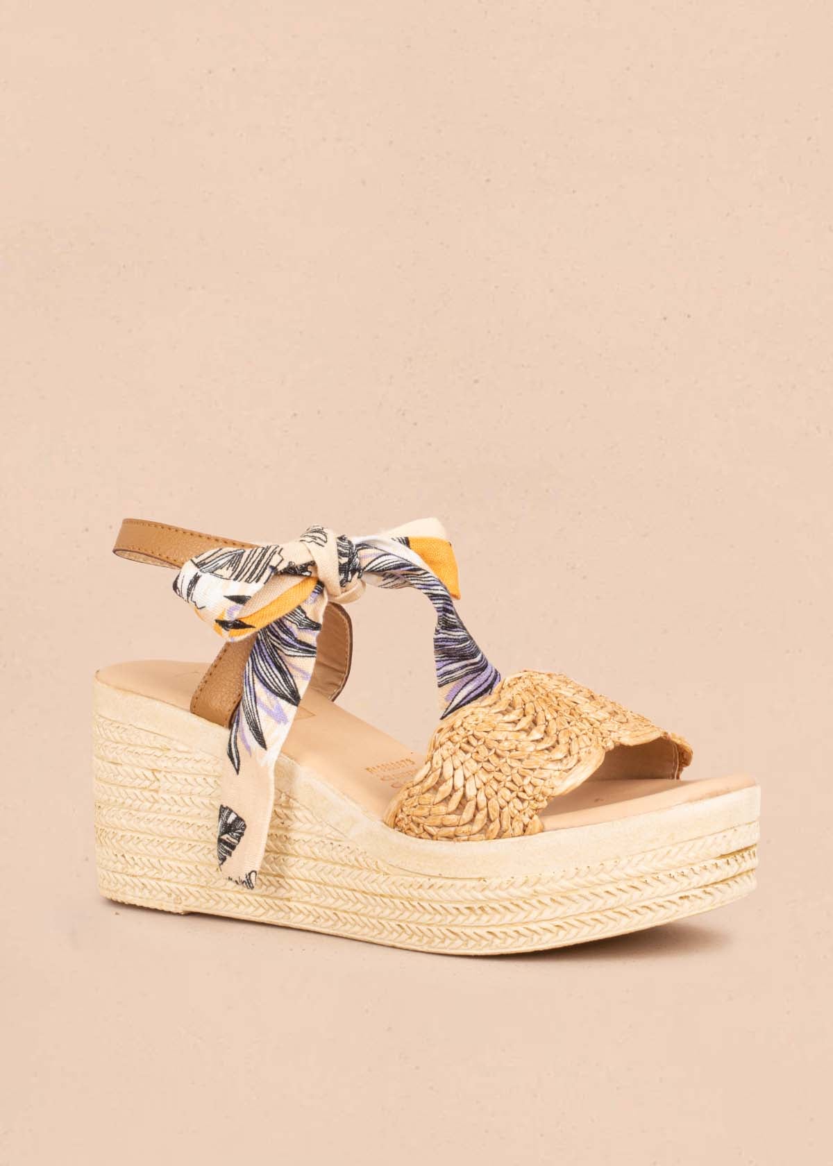 Sandalias color miel con plataforma en yute y moño en textil 104119