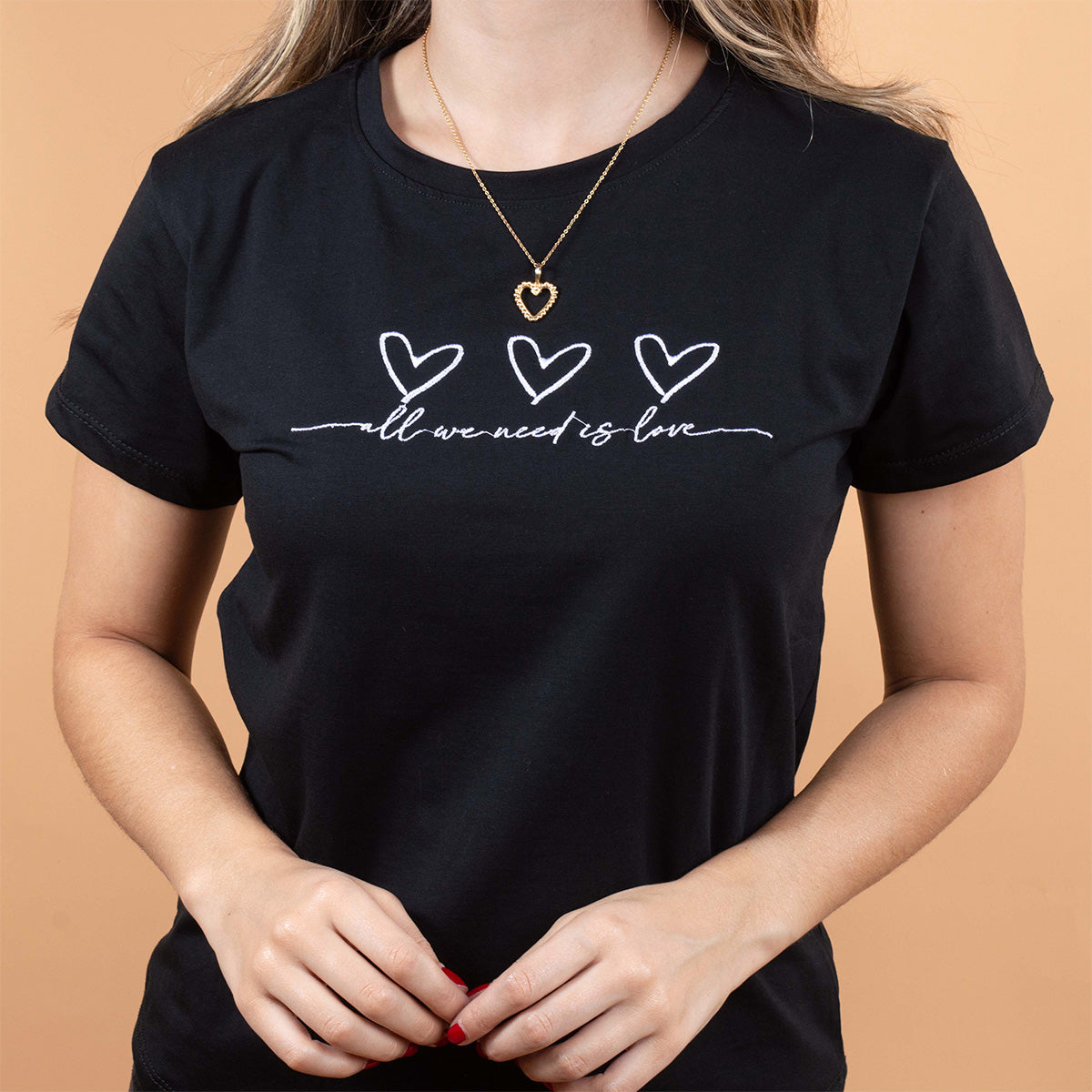camiseta color negro con estampado de corazones
