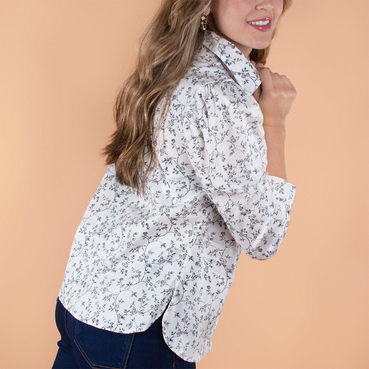 Blusa color blanco con estampado floral 104154