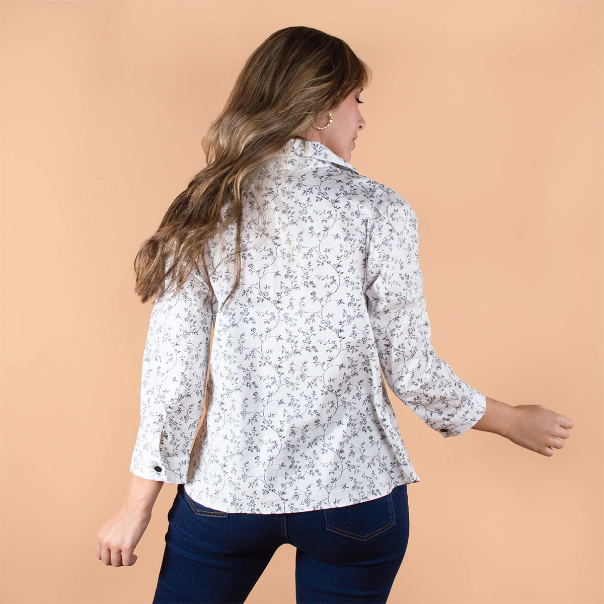 Blusa color blanco con estampado floral 104154