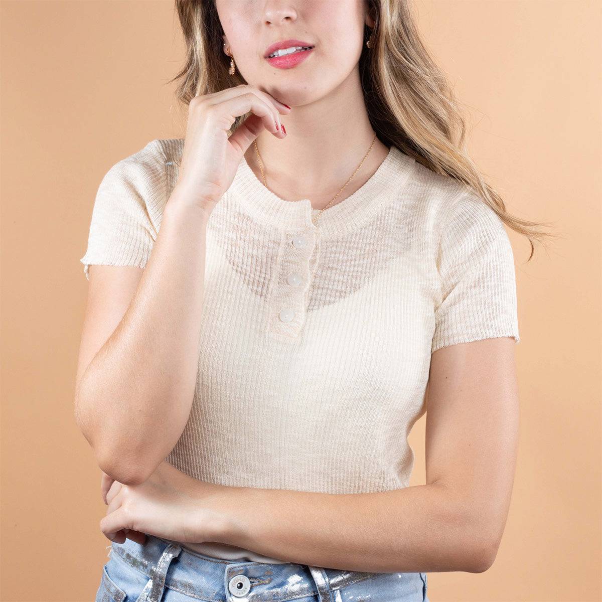 Crop top color beige con botones frontales