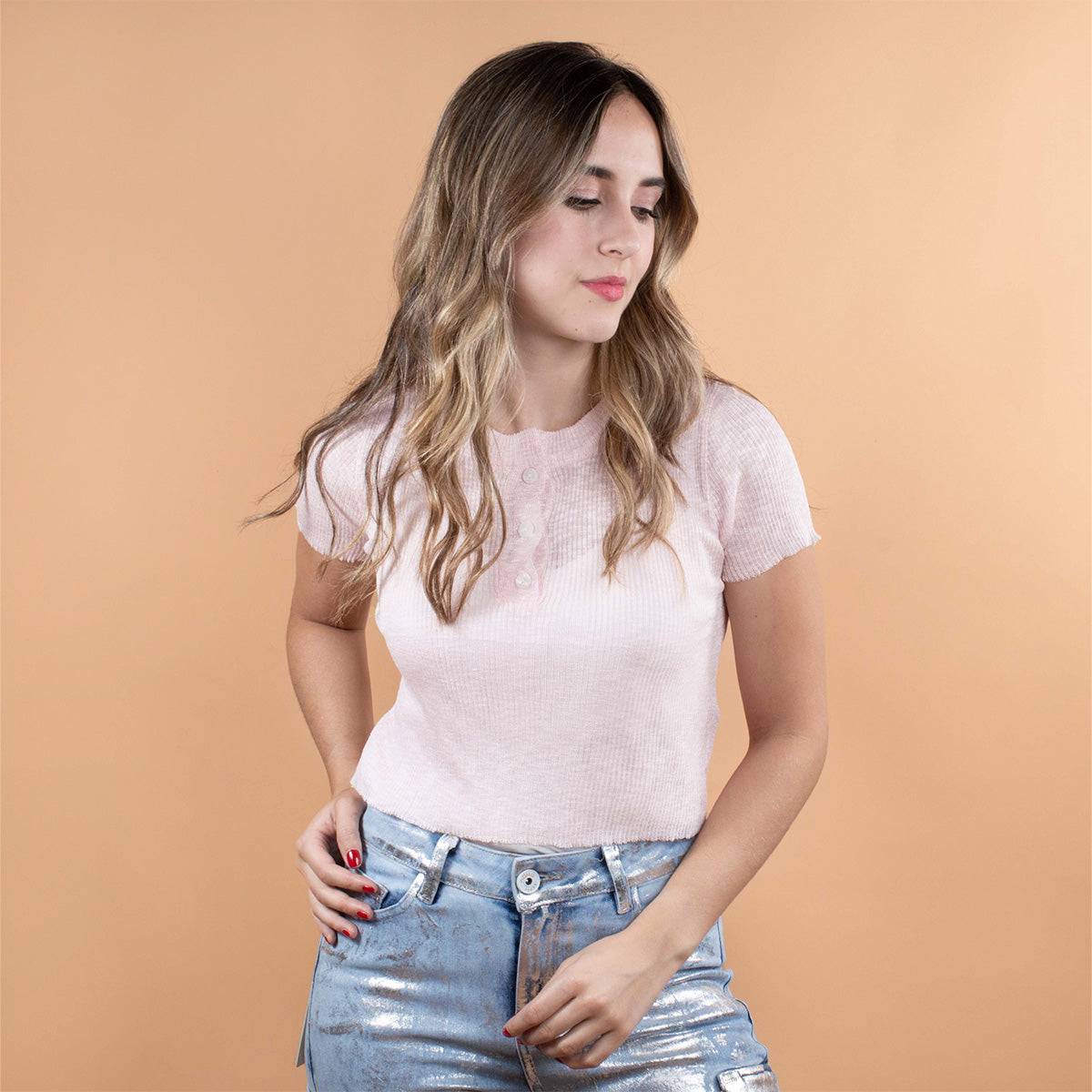 Crop top color rosa con botones frontales