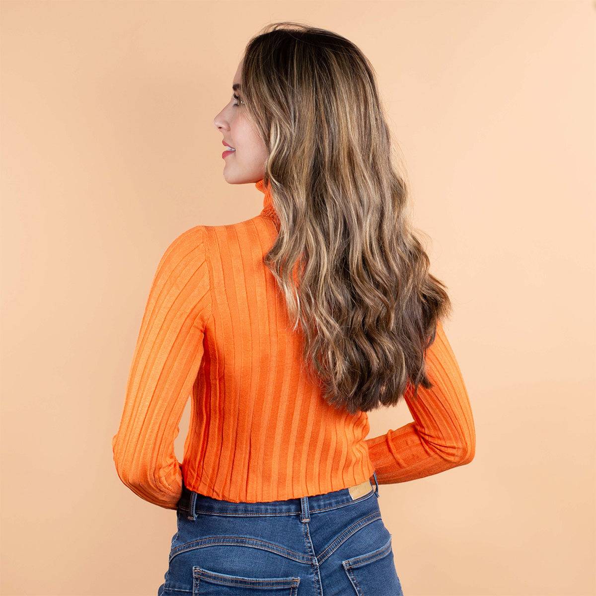 Camibuzo corto color naranja con cuello alto