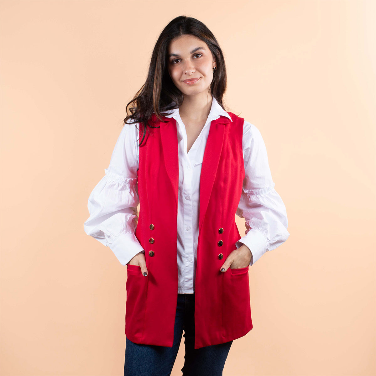 Chaleco color rojo con botones decorativos y bolsillos 104178