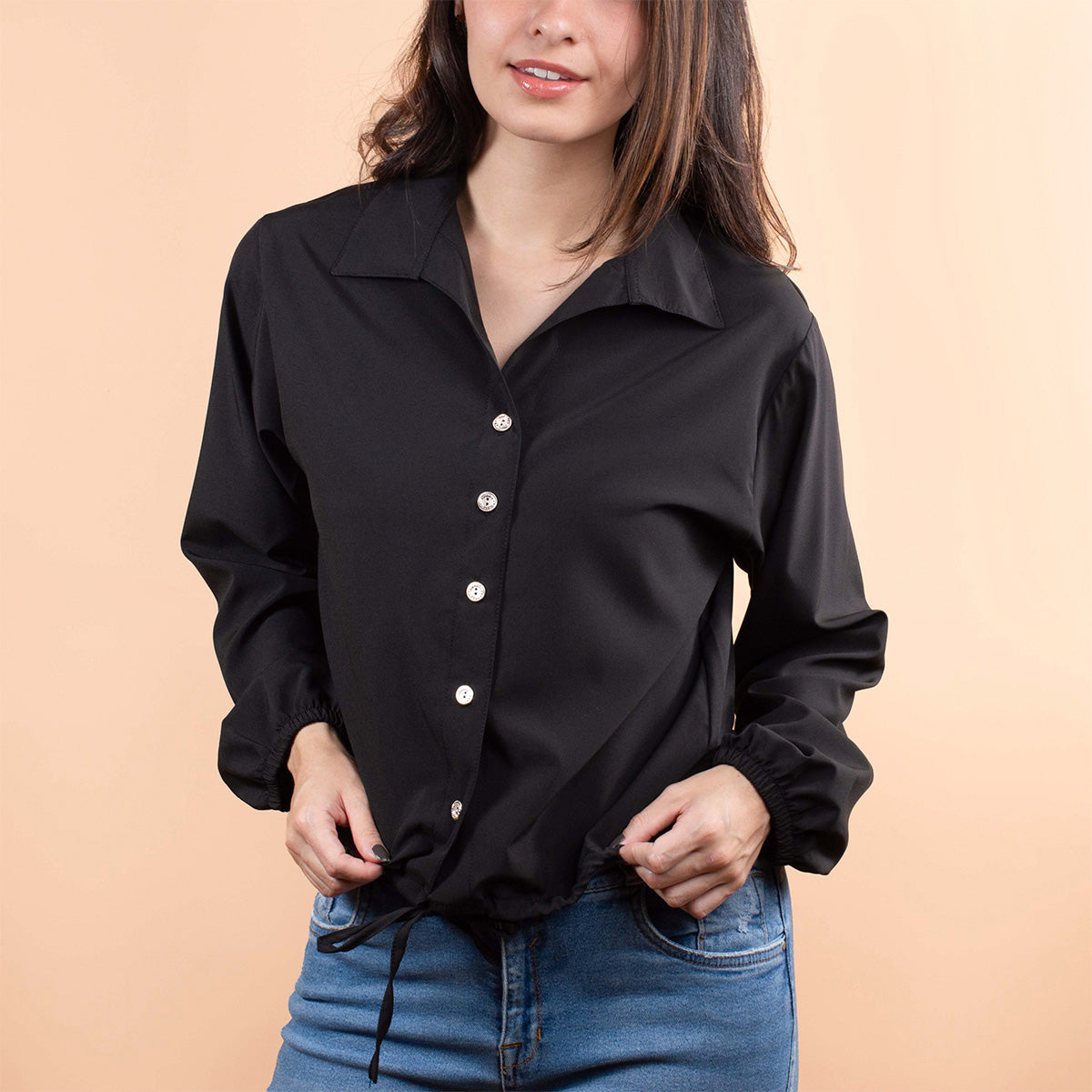 Camisa color negro con resorte en manga y moño en abdomen