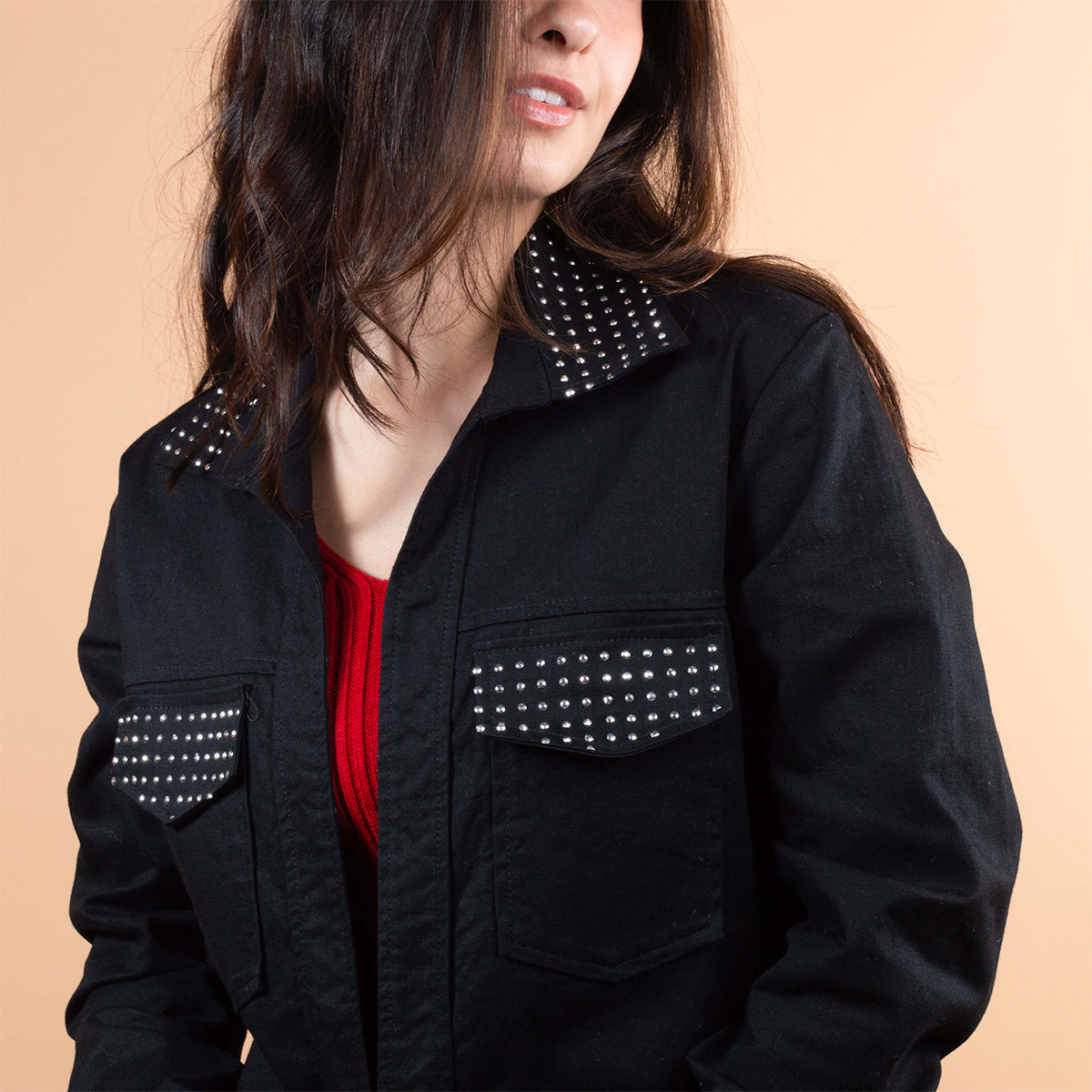 Chaqueta color negro con taches en cuello y bolsillos 104199