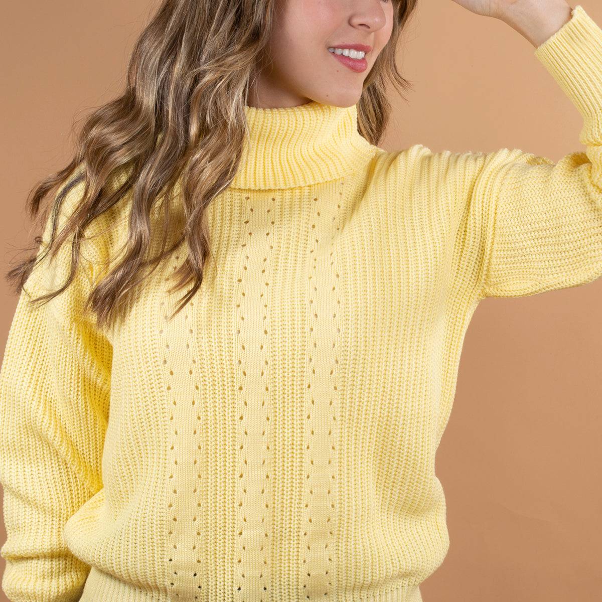 Buzo tejido color amarillo con cuello alto