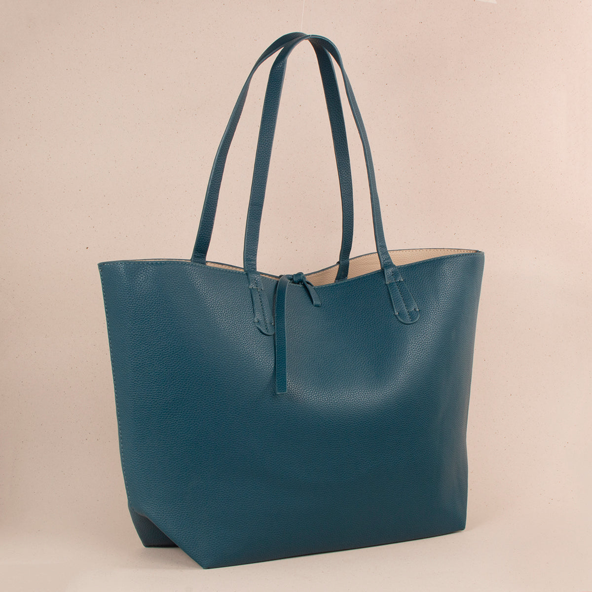 Bolso tipo shopping color azul con detalle de pañoleta 104298