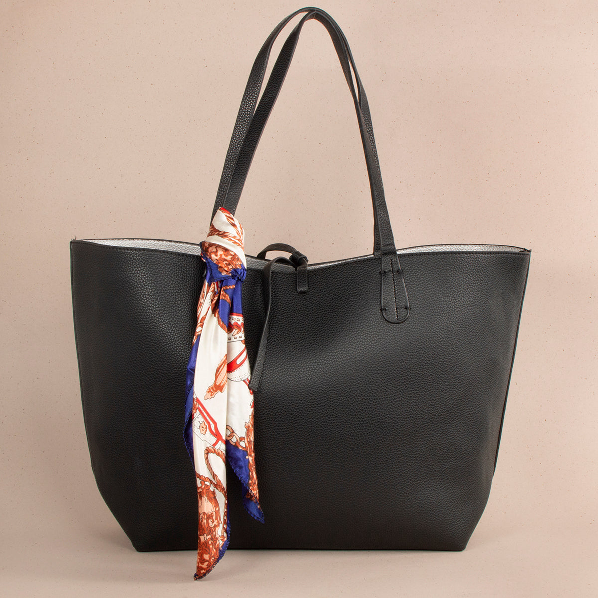 Bolso tipo shopping color negro con detalle de pañoleta 104298