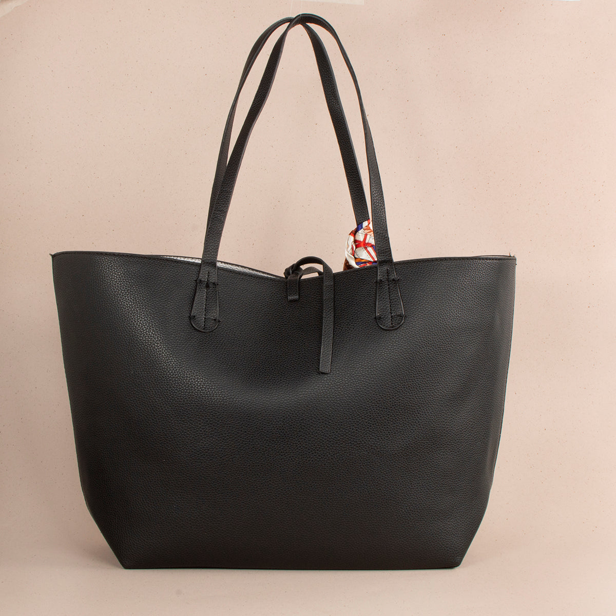 Bolso tipo shopping color negro con detalle de pañoleta 104298