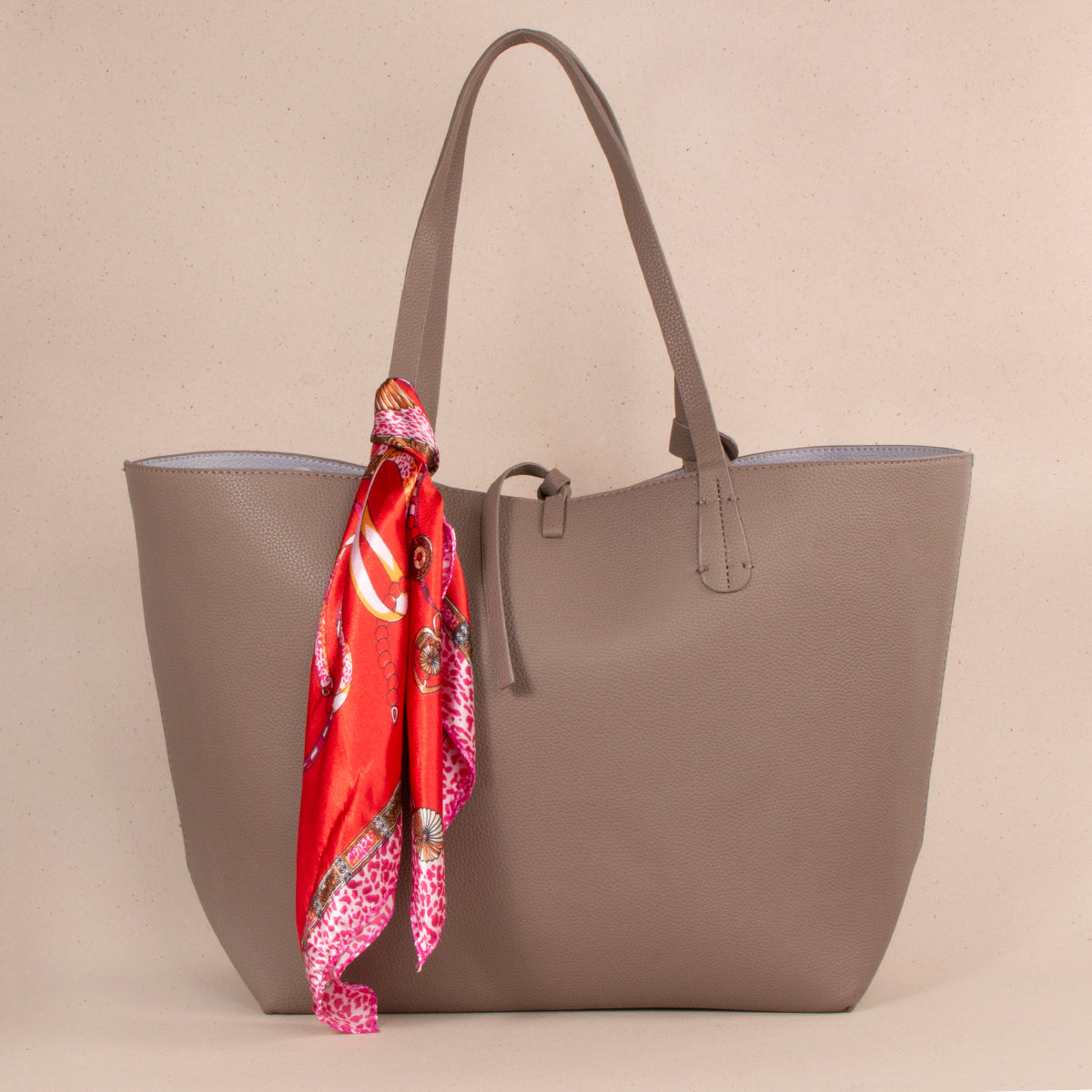 Bolso tipo shopping color taupe con detalle de pañoleta 104298