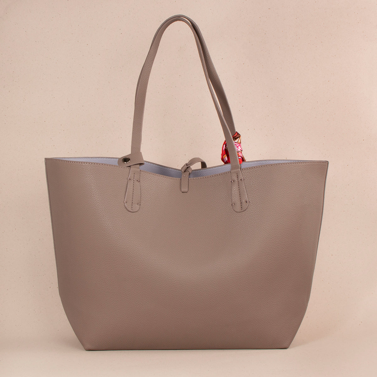 Bolso tipo shopping color taupe con detalle de pañoleta 104298