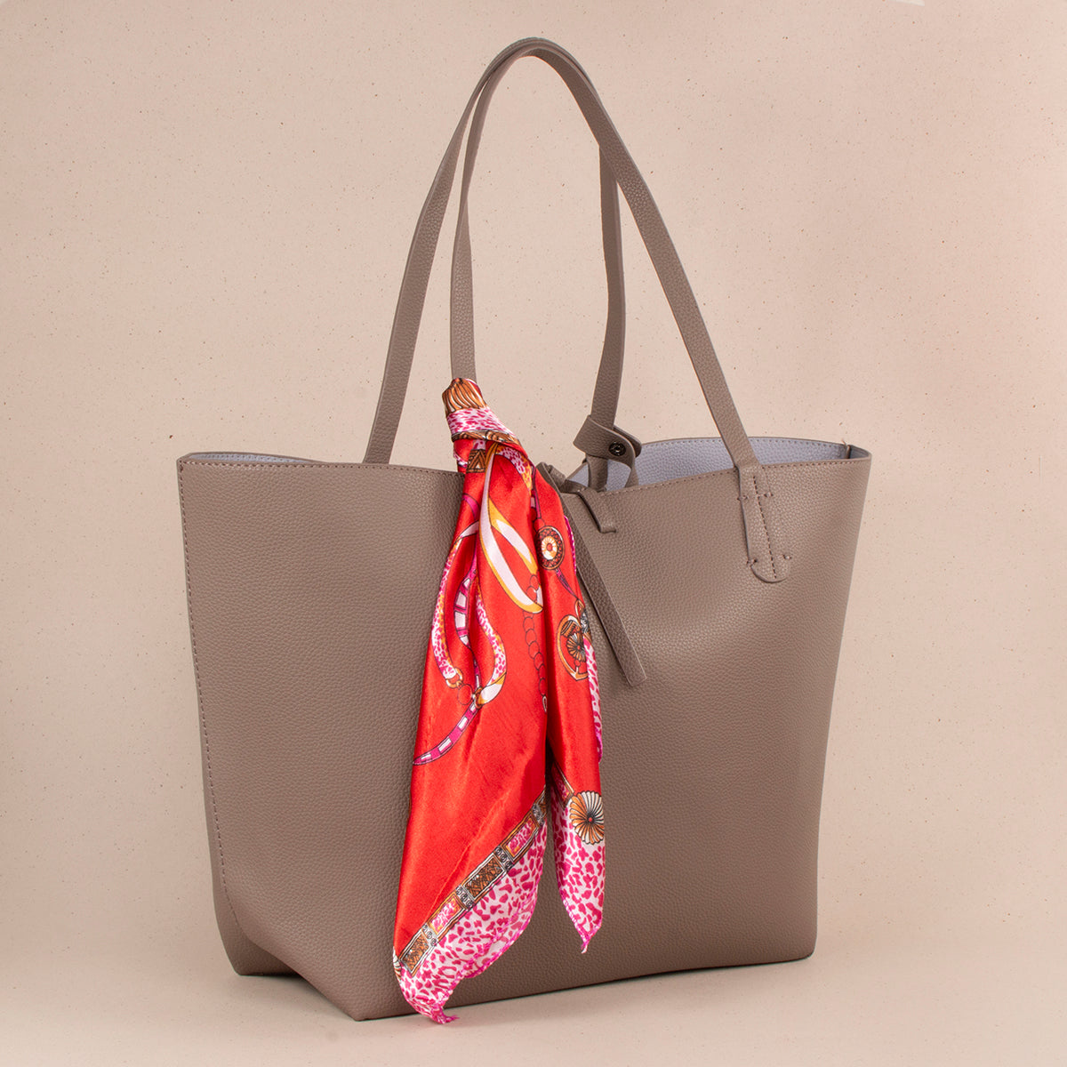 Bolso tipo shopping color taupe con detalle de pañoleta 104298