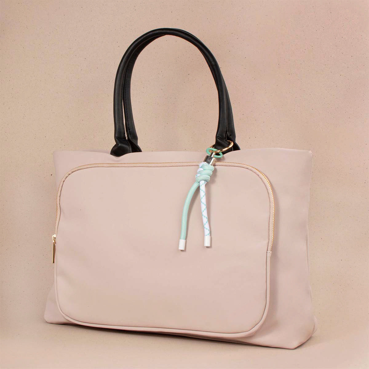 Bolso tipo shopping color nude con bolsillo frontal 104303