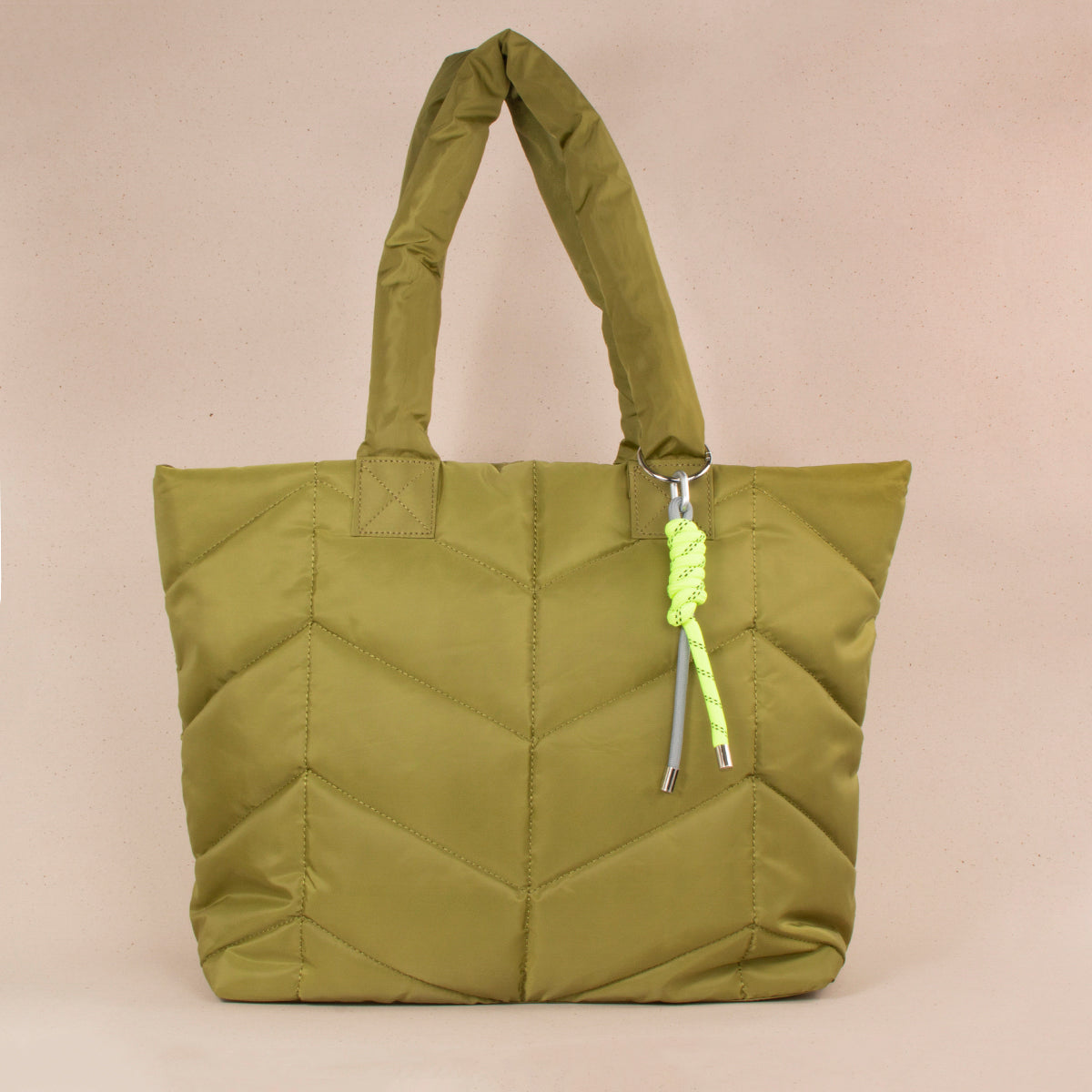 Bolso tipo shopping color verde con efecto acolchado 104304