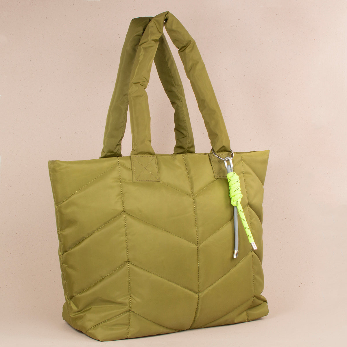 Bolso tipo shopping color verde con efecto acolchado 104304