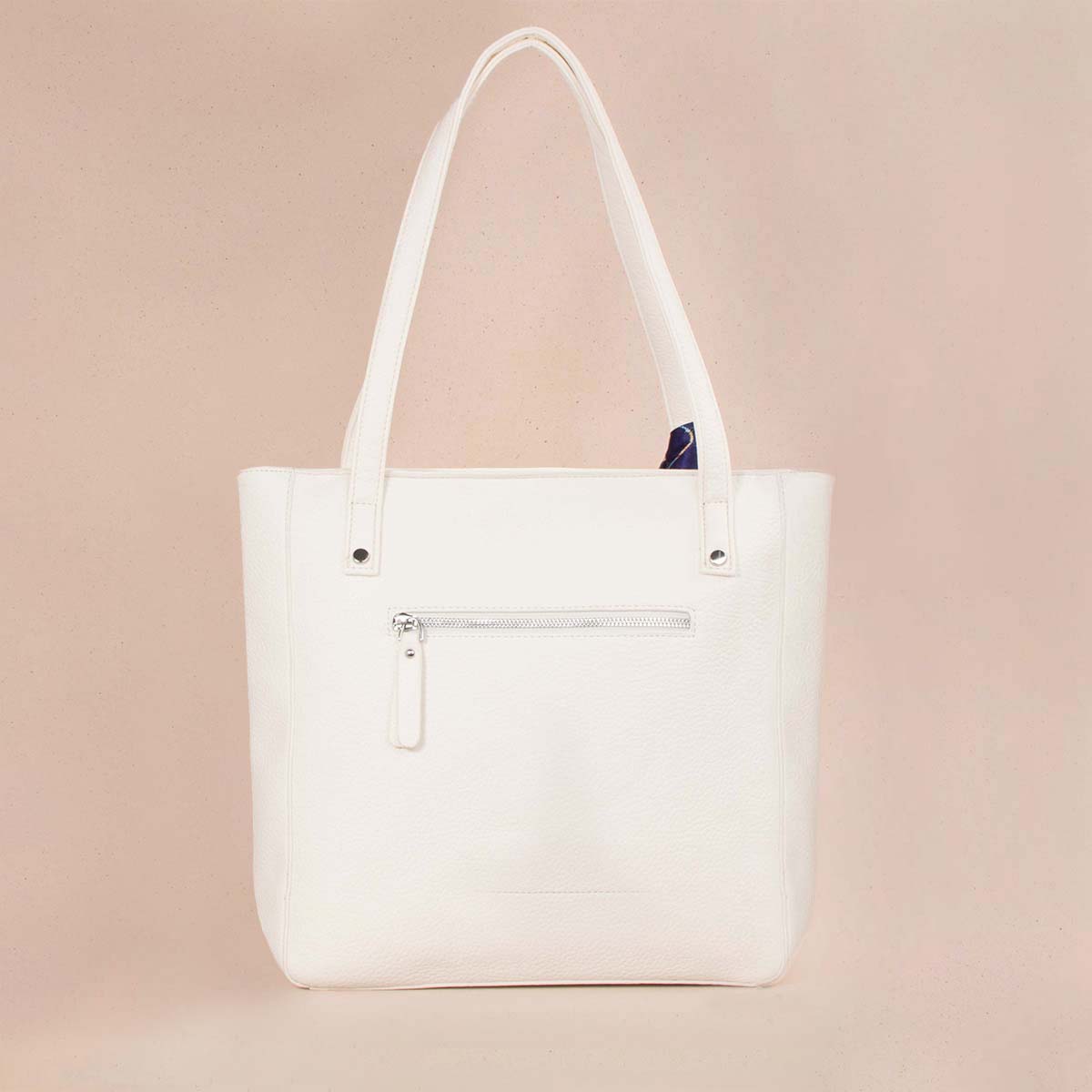 Bolso tipo shopping color blanco con detalle de pañoleta y bolsillo frontal 104306