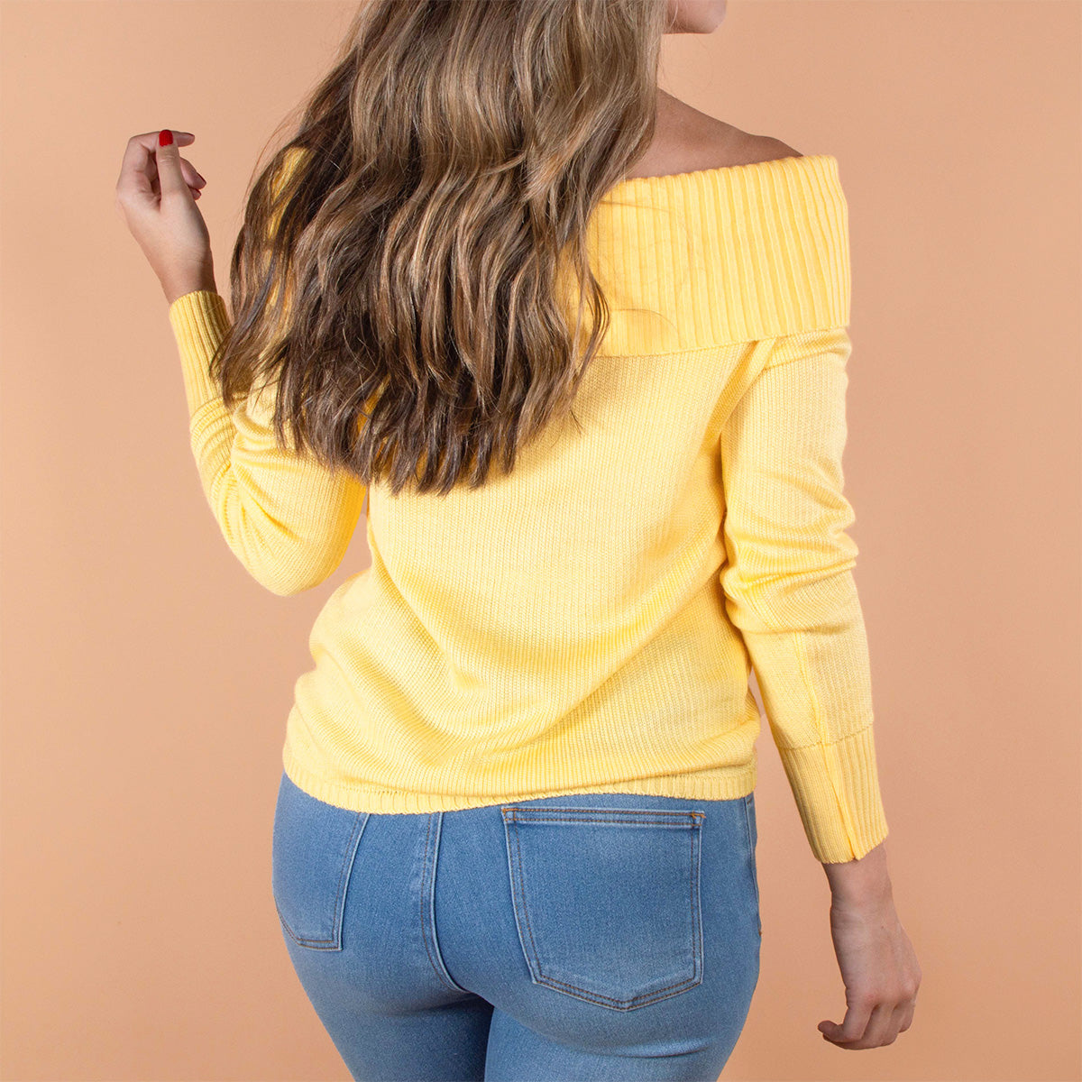 Buzo color amarillo con cuello en hombro 104313