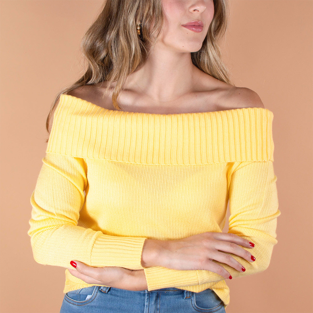 Buzo color amarillo con cuello en hombro 104313