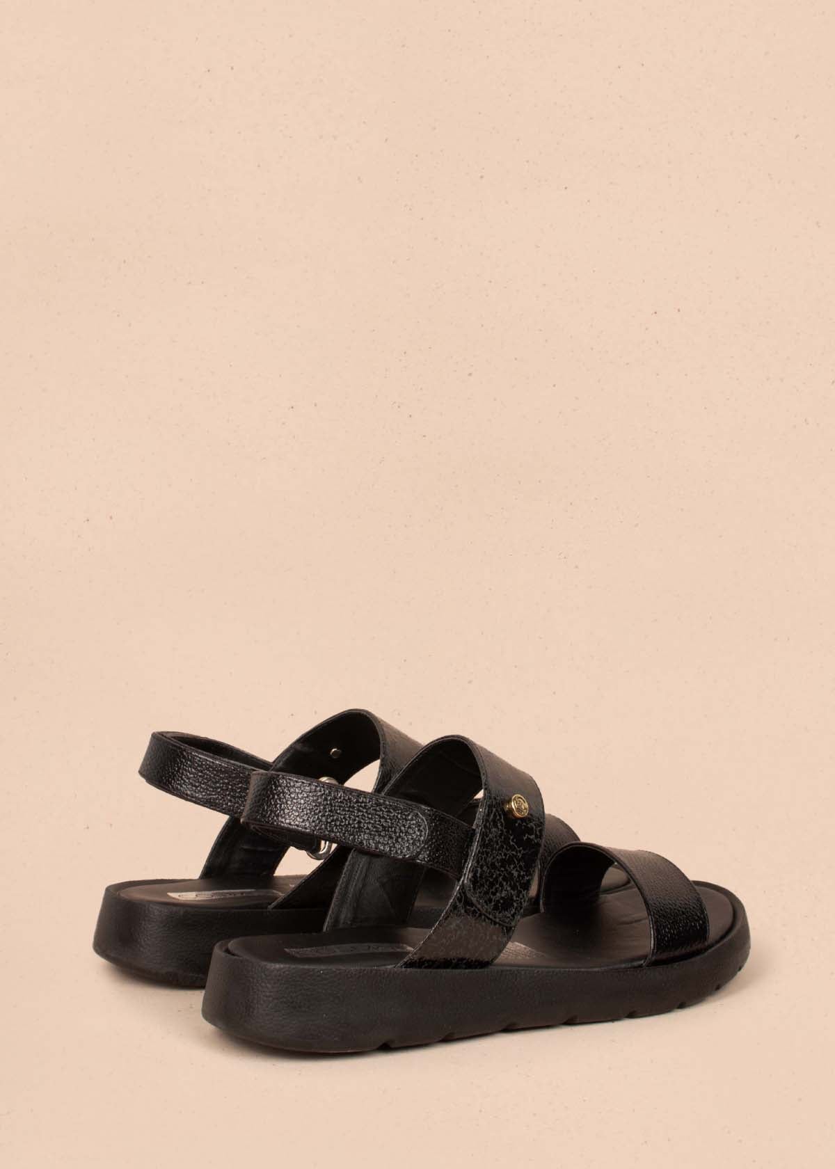 Sandalias planas en cuero color negro con folia 104322