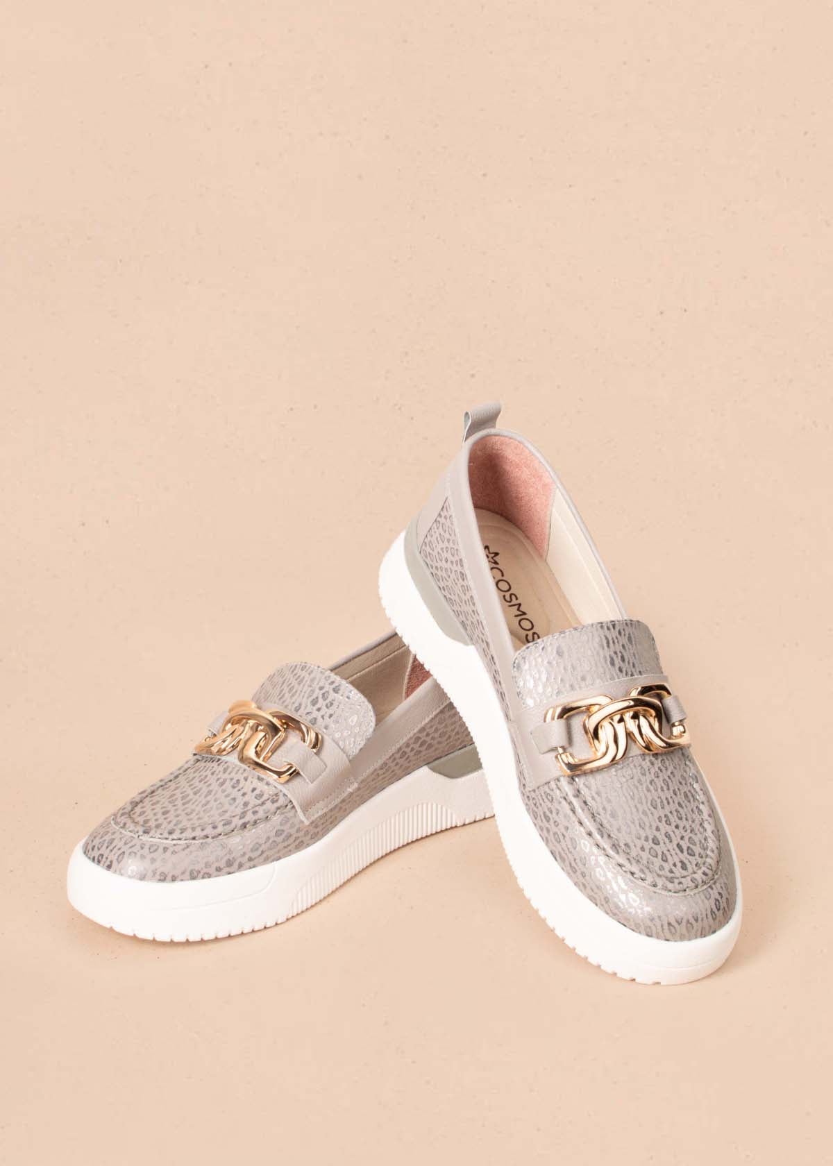 Mocasines en cuero color gris con textura tipo croco y aplique dorado 104337