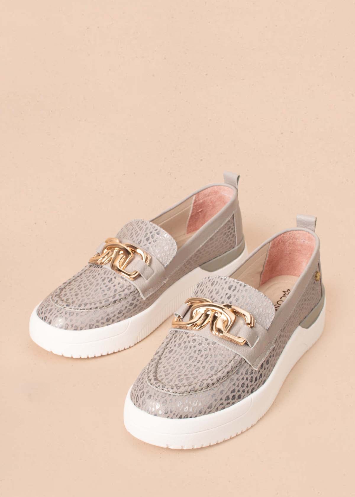 Mocasines en cuero color gris con textura tipo croco y aplique dorado 104337