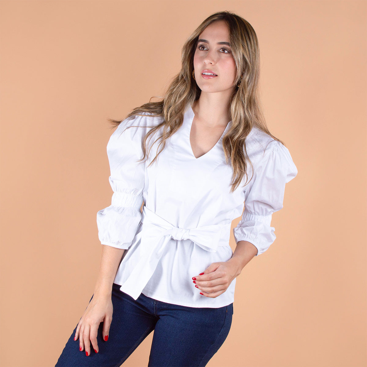 Blusa color blanco con cuello v y cinturón 104345