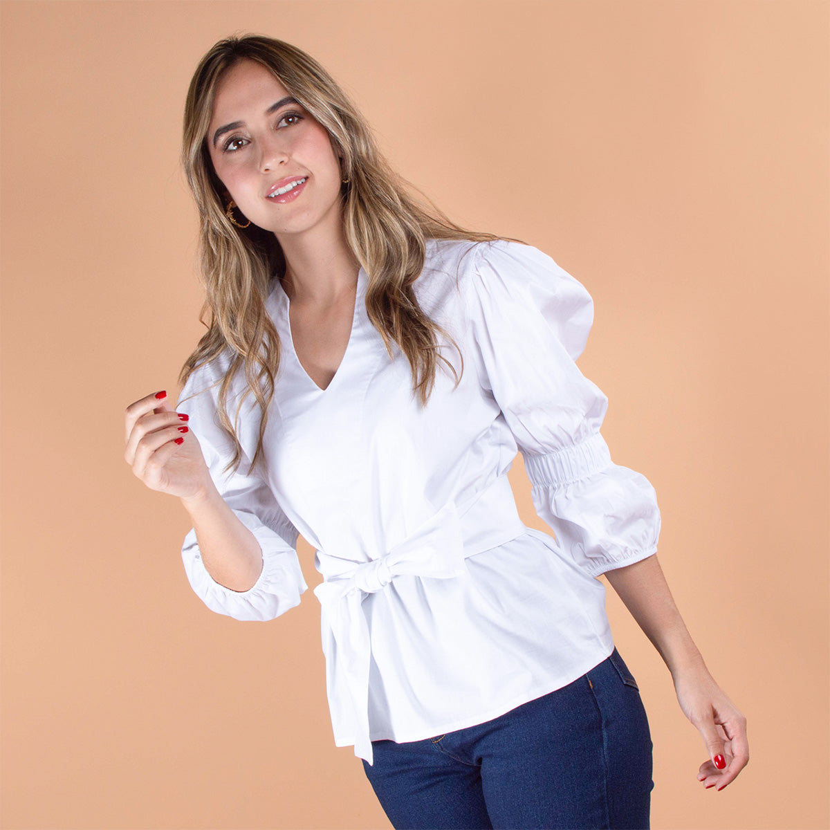 Blusa color blanco con cuello v y cinturón 104345