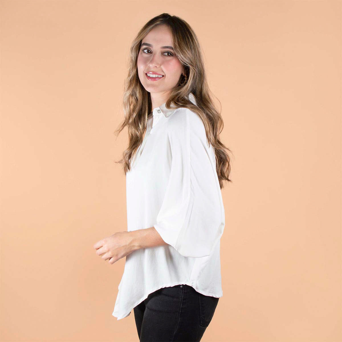 Blusa color marfil con mangas anchas 104347