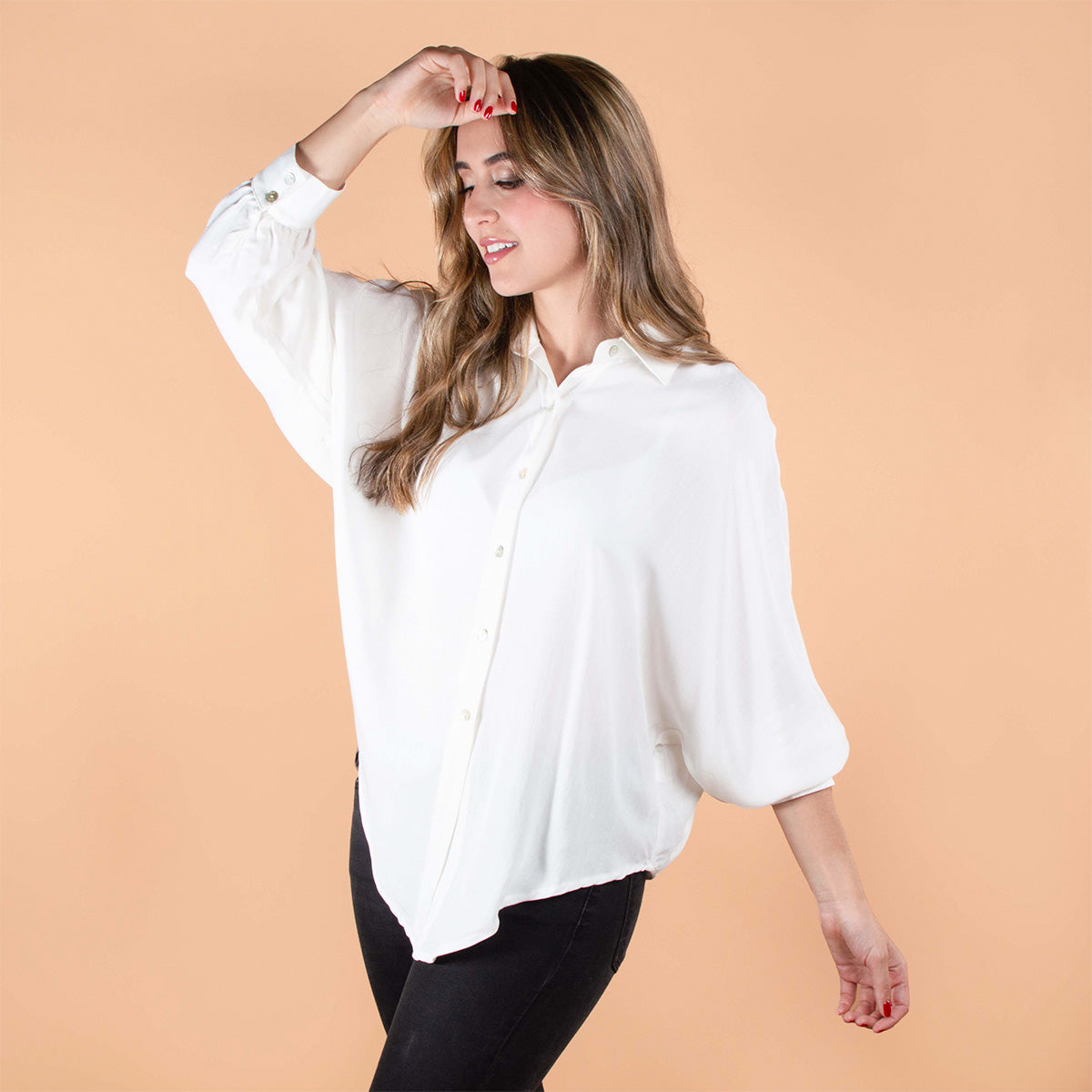 Blusa color marfil con mangas anchas 104347