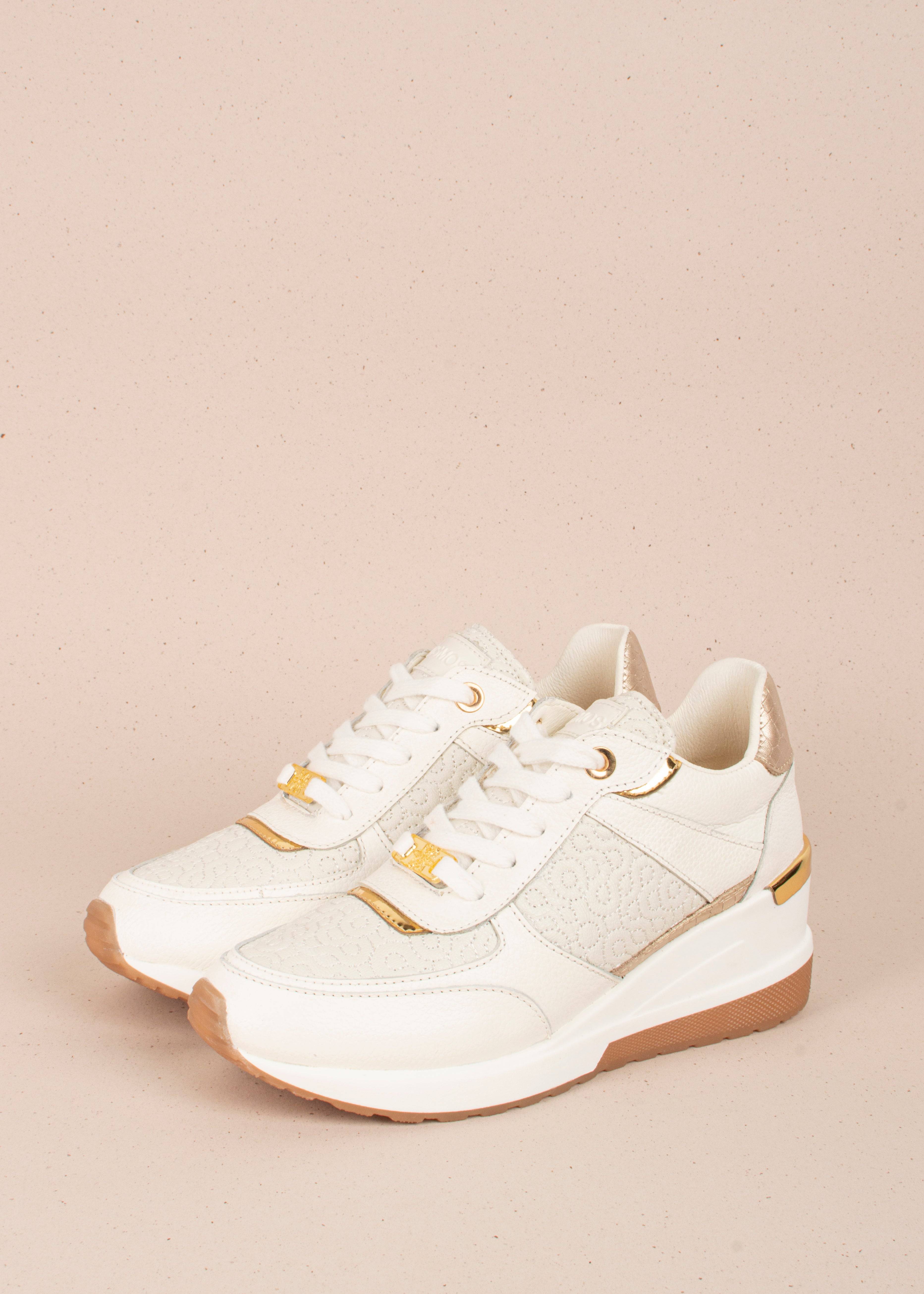 Tenis casuales en cuero color beige con bordado 104360