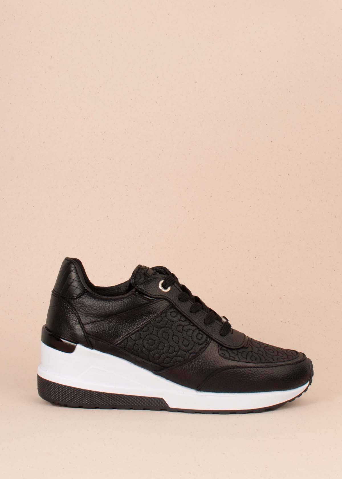 Tenis casuales en cuero color negro con bordado 104360