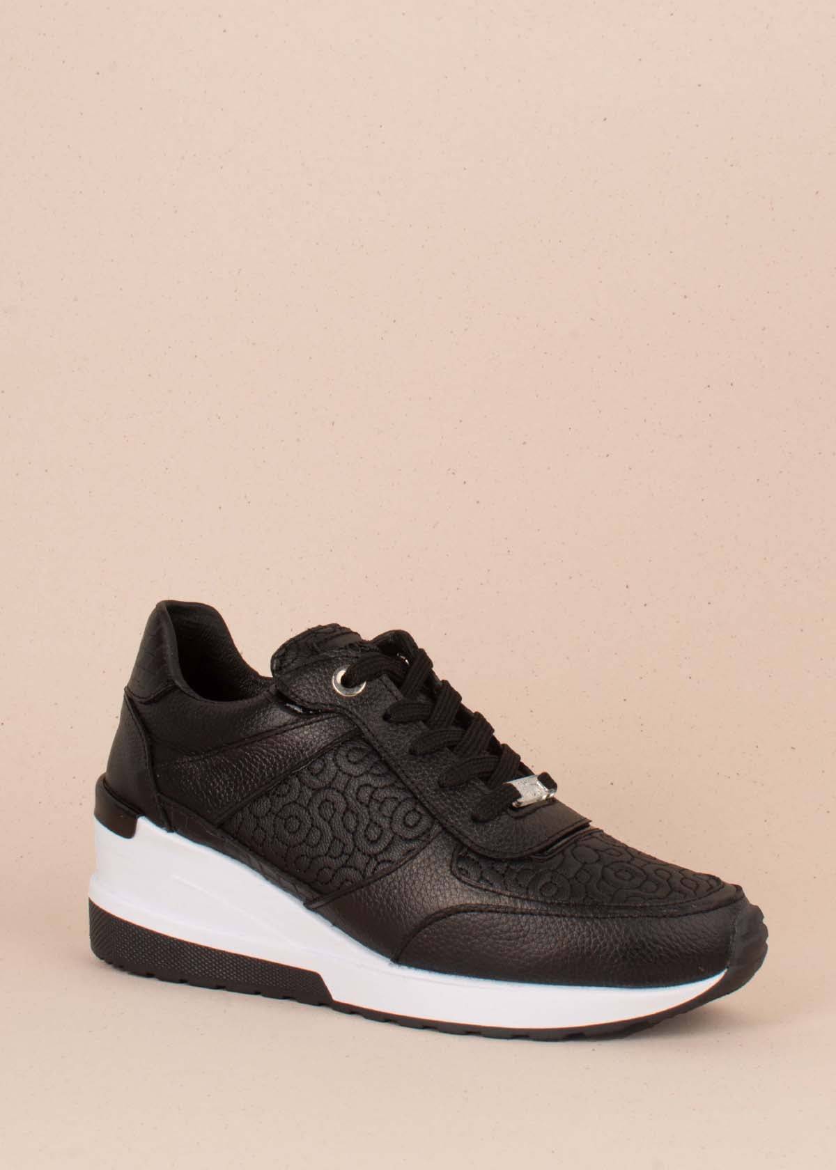 Tenis casuales en cuero color negro con bordado 104360