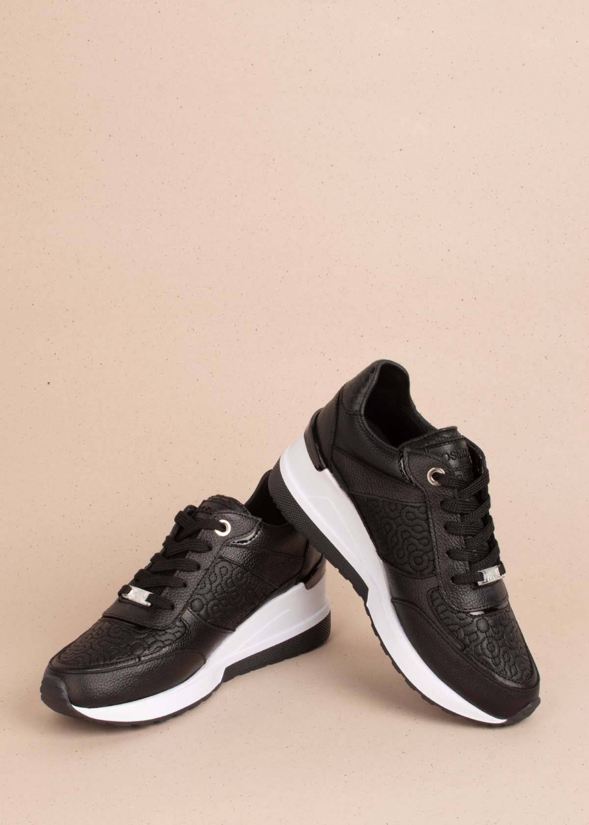 Tenis casuales en cuero color negro con bordado 104360